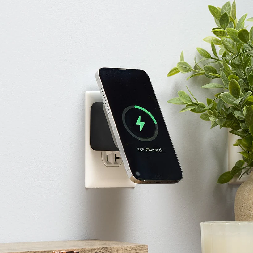 MagSafe® 15W Wireless Charger With Built-In Magnet - Image 4
